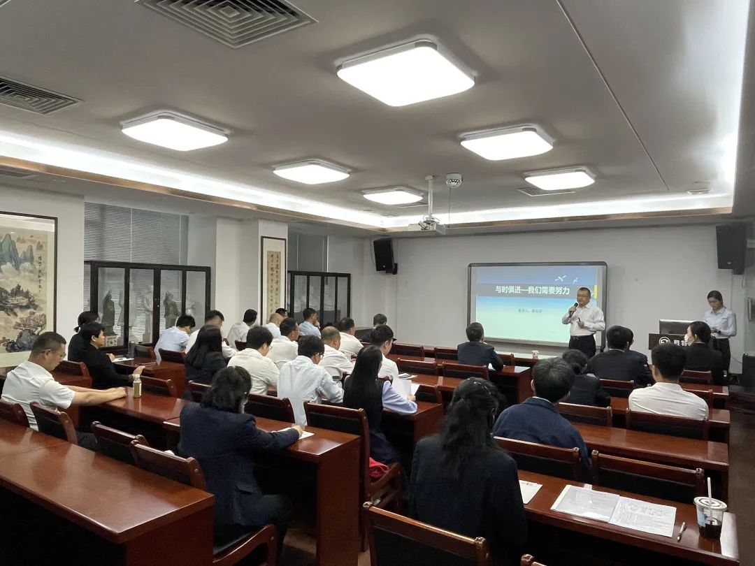 全體合唱?jiǎng)偬叵蚯胺? width=